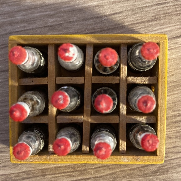 Miniature Coca Cola box with tiny bottles collector - Picture 6 of 17